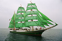 La barca Alexander von Humboldt, con cuatro foques desplegados y un quinto enrollado (plegado o recogido) en el bauprés