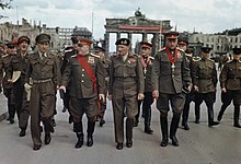 Montgomery ja neuvostokenraalit Zhukov, Sokolovski ja Rokossovski Brandenburgin portilla 12. heinäkuuta 1945.  