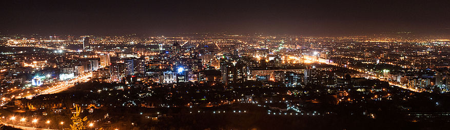 Vista panorâmica noturna de Almaty da Kok-Tobe