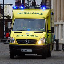 在汉普郡法里汉姆，一辆救护车对一个999电话作出反应。