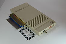 En Arcnet-adapter för en AMIGA-dator. Det lilla kortet bredvid är lika stort som ett kreditkort.
