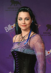 Lee bij de Billboard Awards in 2003 in een door haar ontworpen jurk  
