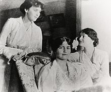 Groothertoginnen Anastasia, Maria en Tatiana Nikolajevna in Tsarskoe Selo in het voorjaar van 1917.  