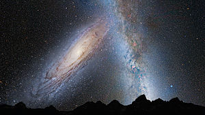 На основании данных космического телескопа "Хаббл" предсказывается, что галактика Млечный Путь и галактика Андромеды через 3,75 миллиарда лет исказят друг друга приливным притяжением, как показано на этой иллюстрации.