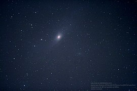 Andromeda-galaksen set gennem et teleskop. Kun det lyse centrum er tydeligt synligt.  