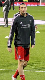 Carroll bemelegít a Liverpoolban a Fulham elleni 2011-es összecsapás előtt