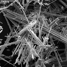 De vezels van anthofyliet maken asbest gevaarlijk. Deze foto werd genomen met een elektronenmicroscoop