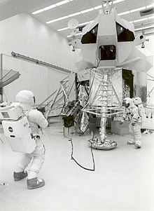 Los astronautas practican con el módulo lunar
