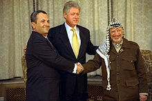 Arafat (r.) with Ehud Barak (l.) and Bill Clinton in Oslo in November 1999