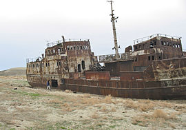 Een verlaten schip in wat vroeger de Aral Zee was, in Kazachstan. Door irrigatieprojecten is het schip geslonken tot 10% van zijn oorspronkelijke grootte.
