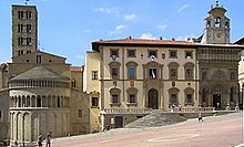 Pohled na budovy na náměstí Piazza Grande. Zleva: románská apsida kostela S. Maria della Pieve, palác tribunálu a laické bratrstvo.  