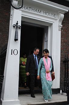 Daw Aung San Suu Kyi quitte Chatham House après avoir pris la parole lors d'un événement sur l'investissement responsable en Birmanie et reçu son prix Chatham House, 22 juin 2012