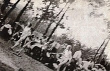 Mars naar de gaskamers, één van de foto's van het Sonderkommando die in augustus 1944 in het geheim in Auschwitz II zijn genomen.  