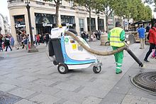 Het schoonmaken van een straat in Parijs