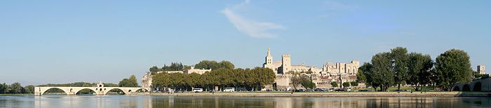 Näkymä Rhônen yli koilliseen, vasemmalla Pont Saint-Bénézet eli "Pont d'Avignon".  