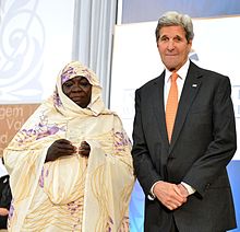 Awadeya Mahmoud met de Amerikaanse minister van Buitenlandse Zaken John Kerry in 2016.  