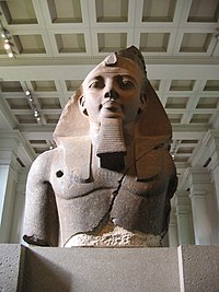Een reusachtig beeld van Ramesses II. Het is bijna 2,7 meter hoog en weegt ongeveer 7,5 ton. Het wordt tentoongesteld in zaal 4 van de Egyptische afdeling van het British Museum.  