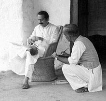 Meher Baba osoittaa kirjaimia aakkostetaulullaan kommunikoidakseen kirjaimesta