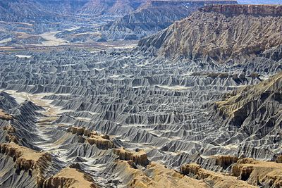 Badlands tagliate nello scisto ai piedi del North Caineville Plateau, Utah, nel passo scavato dal fiume Fremont conosciuto come Blue Gate.