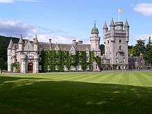 Balmoral Castle i Skottland är ett av drottningens hem.  