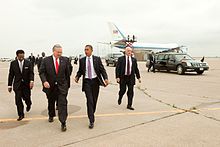 President Barack Obama wandelt met Missouri Gov. Jay Nixon en U.S. vertegenwoordiger Emanuel Cleaver II op de internationale luchthaven van Kansas City op 8 juli 2010.  