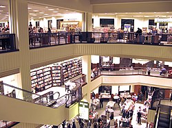 Интериорът на Barnes & Noble в The Grove at Farmers Market, Лос Анджелис  