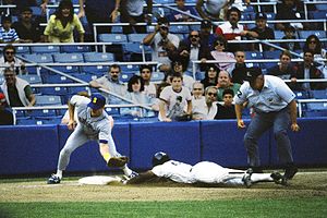 Rickey Henderson, der er den førende i alle tiders stjålne baser, stjæler tredje base i 1988.