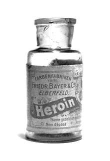 Kun heroiinia alettiin valmistaa (noin vuonna 1900), sitä myytiin yskänlääkkeenä ja kipulääkkeenä. Sitä markkinoitiin tämän kaltaisissa pulloissa.  