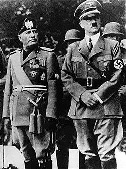 Benito Mussolini (links) en Adolf Hitler (rechts), twee fascistische leiders.  
