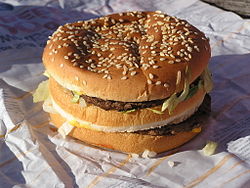 McDonald's Big Mac gekocht in Australië. In juli 2008 zou deze 3,45 dollar hebben gekost tegen 3,57 dollar in de Verenigde Staten - de impliciete koopkrachtpariteit op basis van de prijzen van de hamburger in de twee landen op dat moment lag dicht bij de werkelijke wisselkoers.