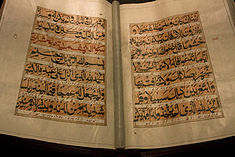 Koran jest świętą księgą dla muzułmanów. Oni wierzą, że posiada ona objawione słowo Boże