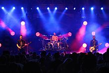 Blink-182 optræder i 2016. Fra venstre til højre: Mark Hoppus, Travis Barker, Matt Skiba