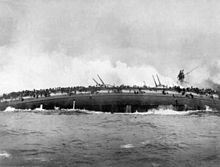 Sinking of the German large cruiser SMS Blücher in the battle on the Dogger Bank, the crew tries to save themselves over the ship's walls (famous war photograph)