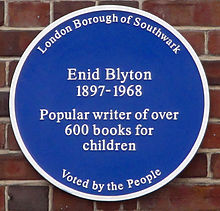 En blå plakette på Enid Blytons hus