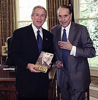 Dole Valkoisessa talossa presidentti George W. Bushin kanssa huhtikuussa 2005.  