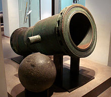 Bombardement-mortar fra ridderne af Sankt Johannes af Jerusalem, Rhodos, 1480-1500. Bombardementet blev brugt til tæt forsvar af murene (100-200 meter) under belejringen af Rhodos. Den affyrede granitkugler på 260 kg (573 lb). Bombardementet vejer ca. 3 325 kg (7 330 lb).