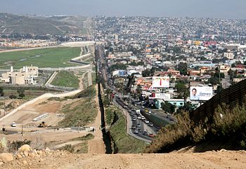 Fronteira em Tijuana (direita) e sul da Califórnia (esquerda)