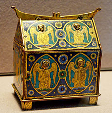 Enkelein koristeltu laatikko, joka on tarkoitettu sisältämään pieniä pyhien öljyjen pulloja. Champlevé-emali kullattua kuparia vasten, 1200-luvun alku, Limoges.
