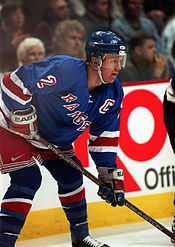Brian Leetch fue el primer estadounidense en ganar el Trofeo Conn Smythe de la NHL como MVP de los playoffs  