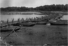 Een brug van boten op de rivier de Ravi in ongeveer 1895