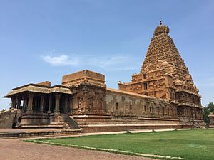 Świątynia Brihadeeswarar z prawej strony.