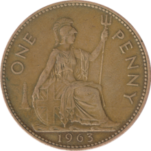 Britisk penny fra 1963. Mønten har et relief af Britannia, der sidder ved siden af havet. Hun holder en trefork og et skjold, og hun bærer en hjelm. På hendes skjold er Union Jack.  