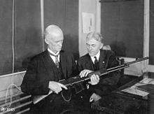John M. Browning，步枪的发明者。温彻斯特的步枪专家伯顿先生和他在一起。他们正在讨论BAR的优点。