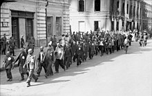 Joodse dwangarbeiders, marcherend met schoppen, Mogilev, 1941  