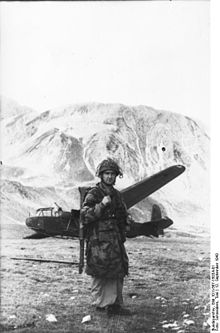 O FG 42 foi usado por pára-quedistas do Batalhão Fallschirmjäger-Lehr durante a ousada batida para libertar Benito Mussolini em setembro de 1943.