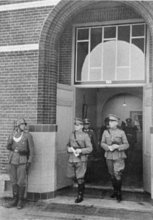 Winkelman, di tengah, meninggalkan gedung sekolah tempat negosiasi berlangsung
