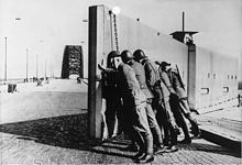 Nizozemští vojáci uzavírají závoru na mostě Nijmegen Waal během albánské krize