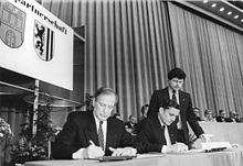 On December 14, 1987, the Mayor of Dresden, Wolfgang Berghofer (r.), and the President of the Official Council and 1st Mayor of the Hanseatic City of Hamburg, Klaus von Dohnanyi (l.), signed the Agreement on the Development of Municipal Relations in the Plenary Hall of the City Hall in Dresden.