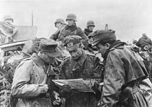 Situation briefing in the Luxembourg battle area, December 1944