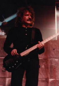 Butler treedt op met Black Sabbath in 1995  
